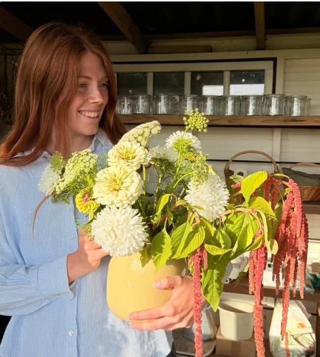 Frk. Grønt med en buket blomster