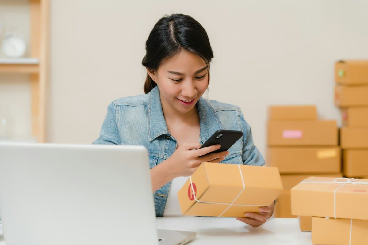 Webshopejer, der tjekker en ordre på mobilen