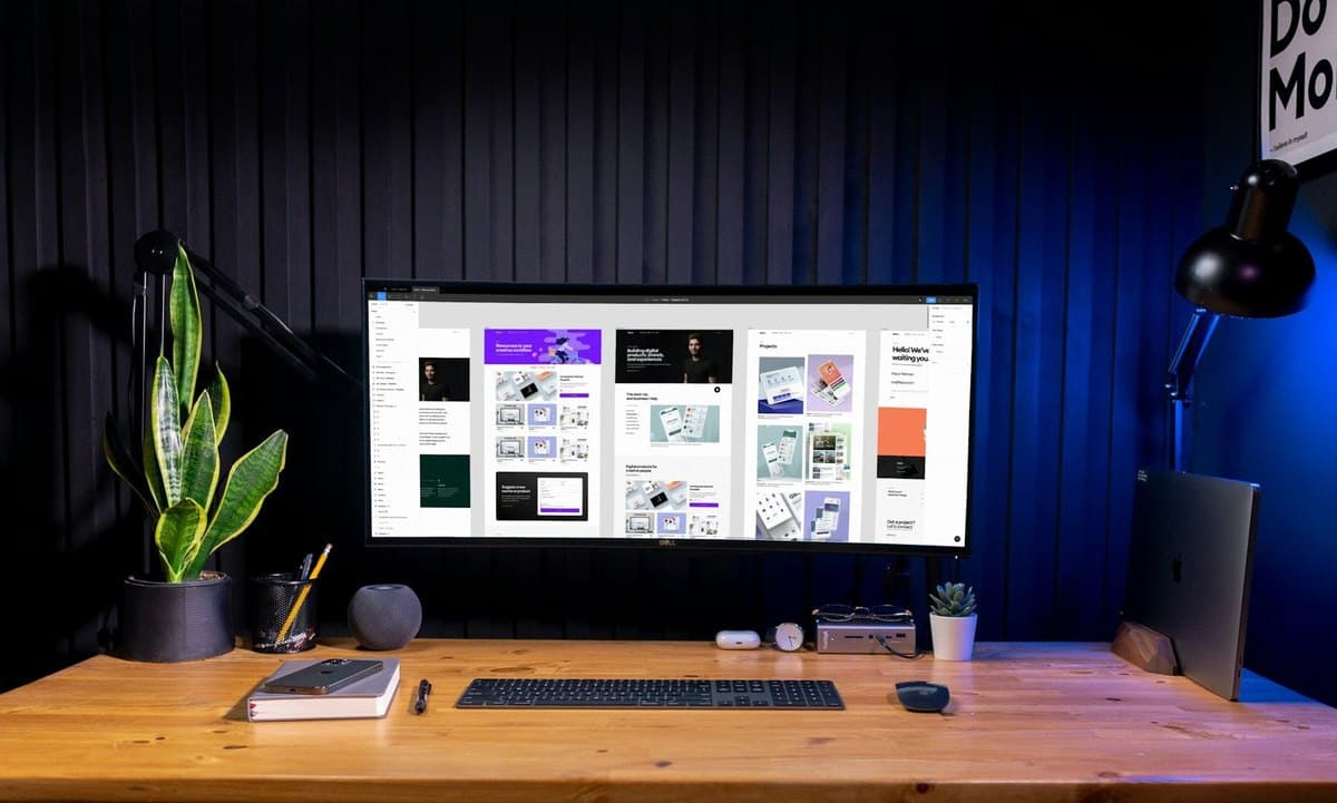 Skrivebord med en skærm fuld af webshopdesign