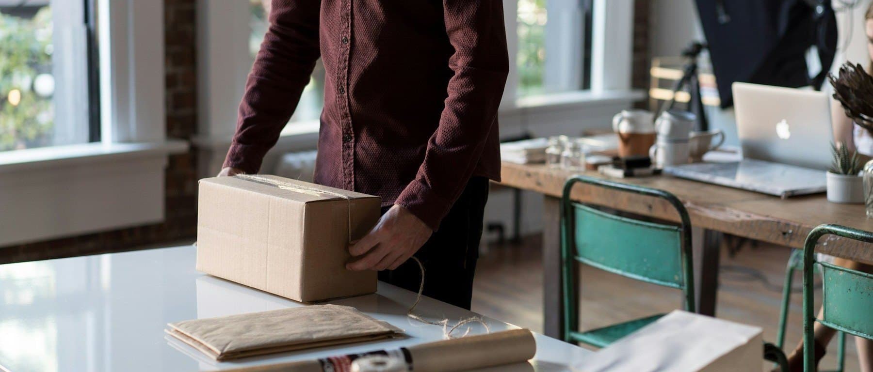 En webshopejer pakker en ordre i sit værksted