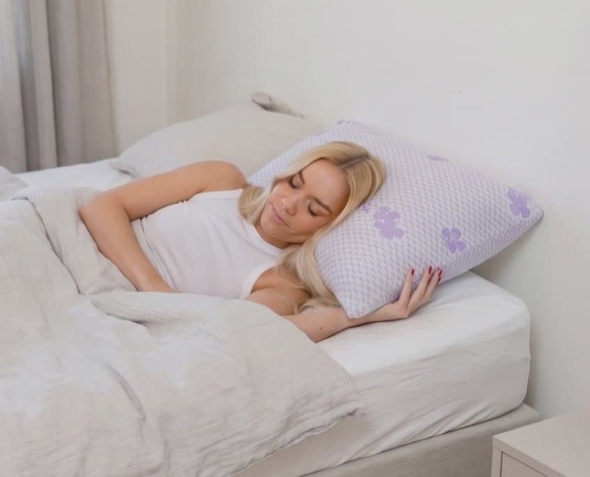 Kvinde, der sover på en pude fra Hushly